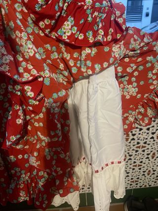 Traje de gitana floral rojo talla M. 

