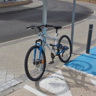 Bicicleta de montaña blanca y azul