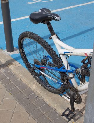 Bicicleta de montaña blanca y azul