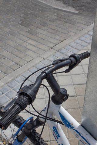 Bicicleta de montaña blanca y azul