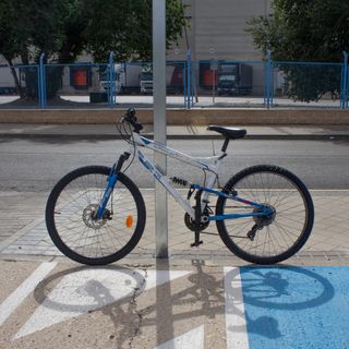 Bicicleta de montaña blanca y azul