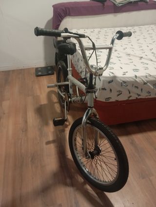 Bicicleta BMX GT plateada