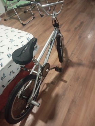 Bicicleta BMX GT plateada
