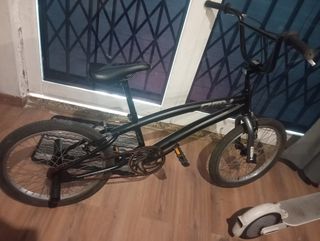 Bicicleta BMX GT plateada