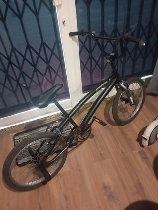 Bicicleta BMX GT plateada