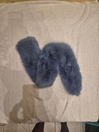 Sciarpa blu in pelliccia sintetica