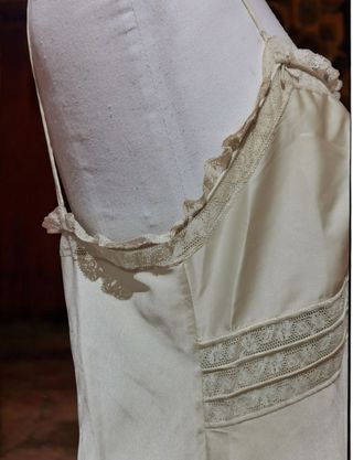 Vestido lencero vintage convine pura seda y encaje