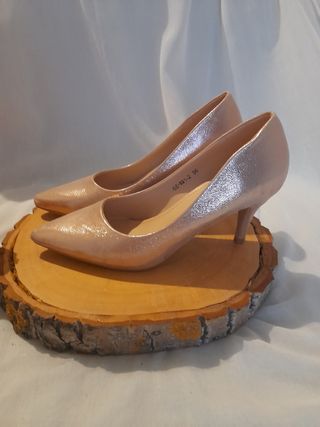 Zapatos de tacón dorados y bolso a juego