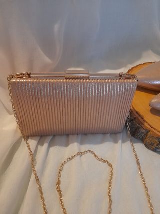 Zapatos de tacón dorados y bolso a juego