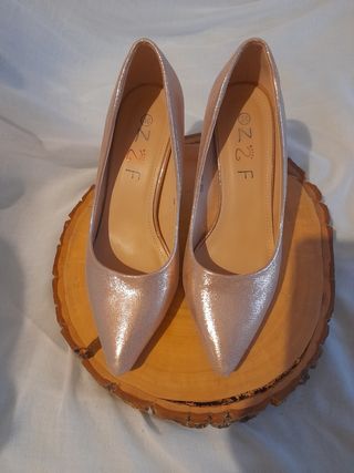Zapatos de tacón dorados y bolso a juego