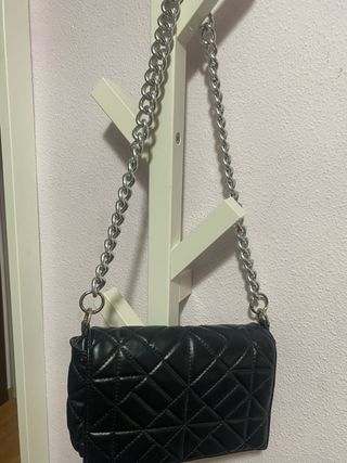 Bolso negro con cadena plateada