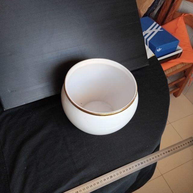 Jarra de porcelana blanca con borde dorado