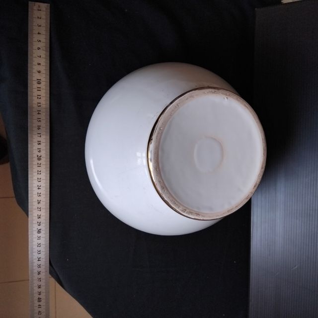 Jarra de porcelana blanca con borde dorado