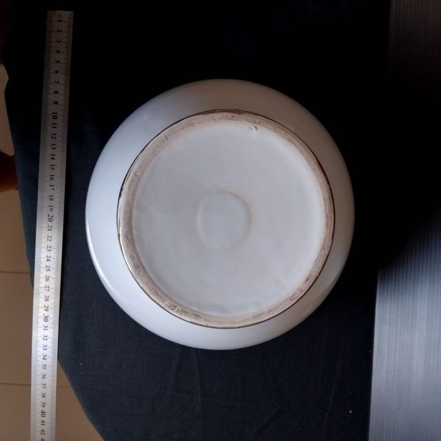 Jarra de porcelana blanca con borde dorado