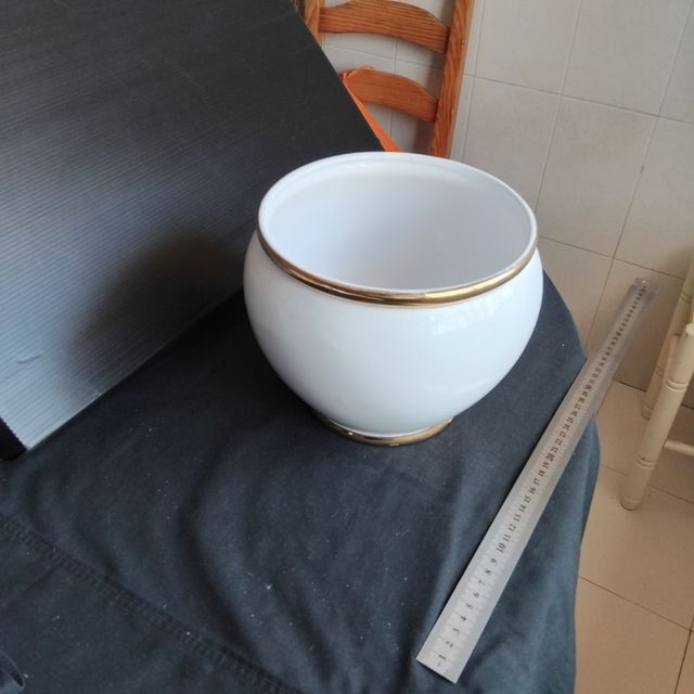 Jarra de porcelana blanca con borde dorado