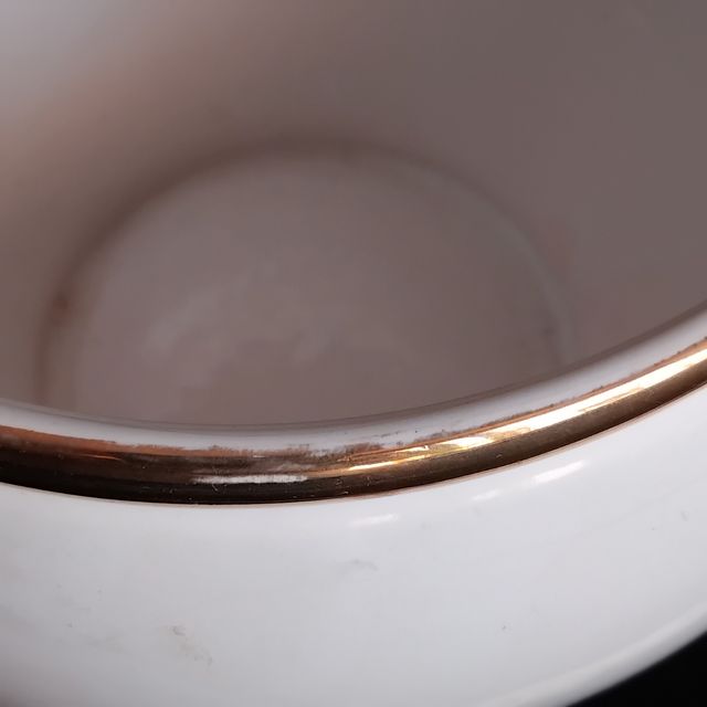 Jarra de porcelana blanca con borde dorado