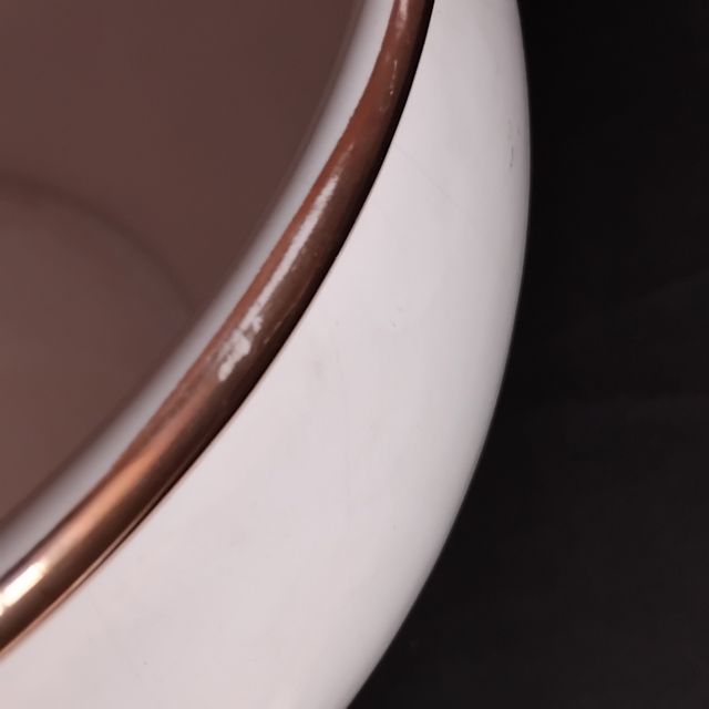 Jarra de porcelana blanca con borde dorado