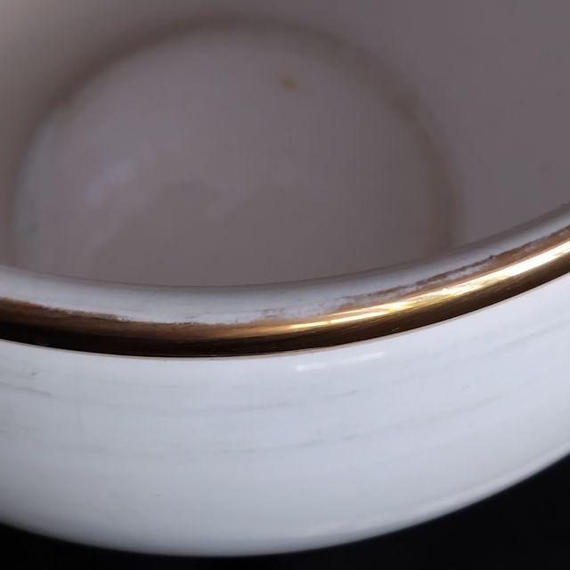 Jarra de porcelana blanca con borde dorado