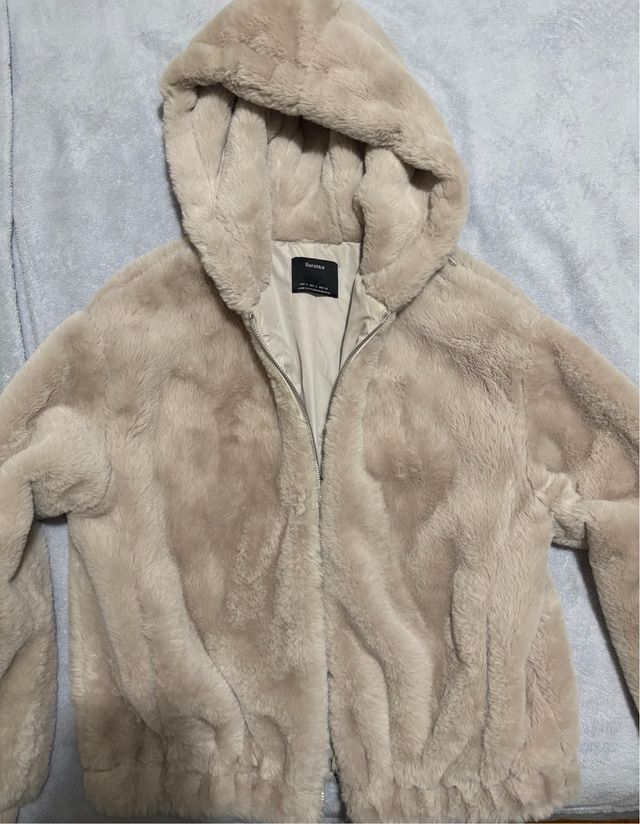 Giacca Bershka in pelliccia beige
