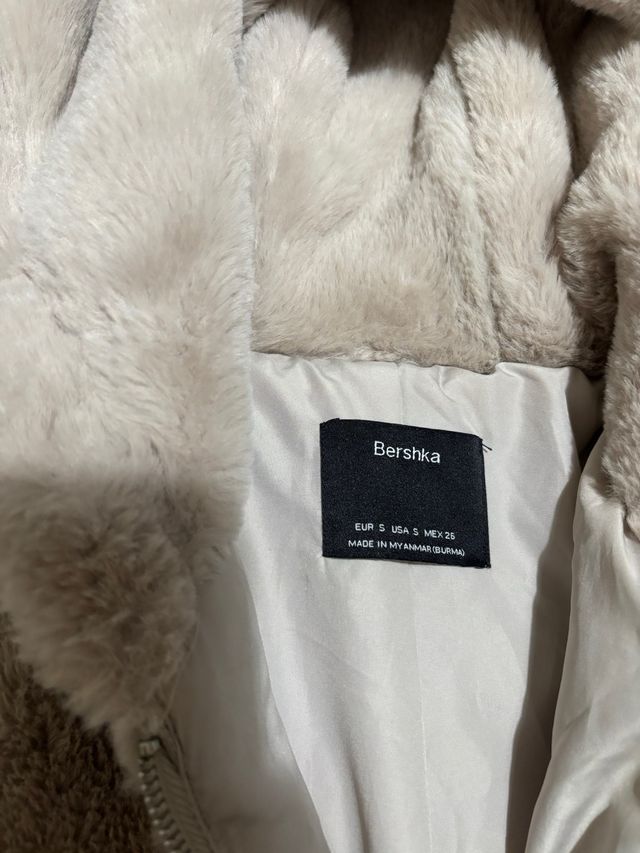 Giacca Bershka in pelliccia beige
