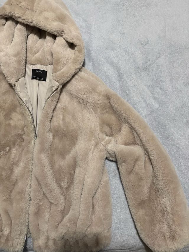 Giacca Bershka in pelliccia beige