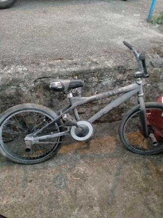 Bicicleta BMX gris