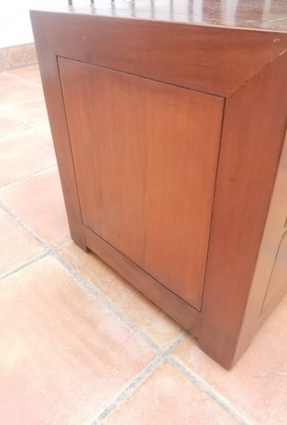 Mesa de noche de madera maciza de Banak