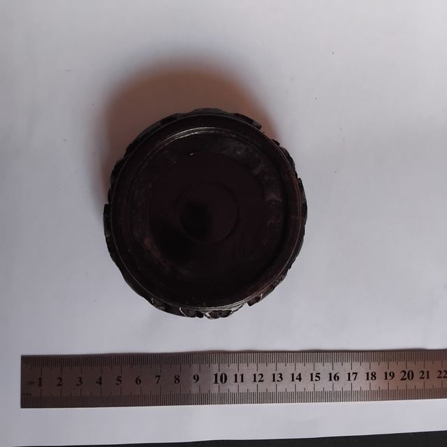 Peça decorativa em madeira castanha