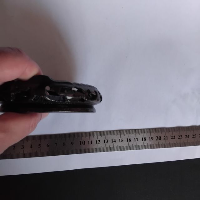 Peça decorativa em madeira castanha