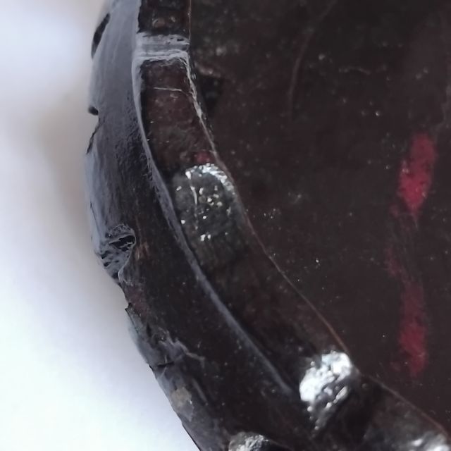 Peça decorativa em madeira castanha