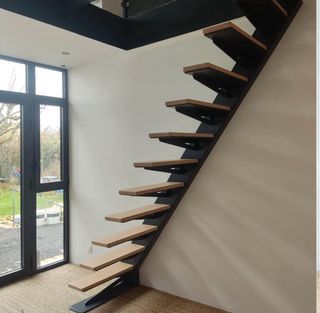 Escalera moderna de madera y metal