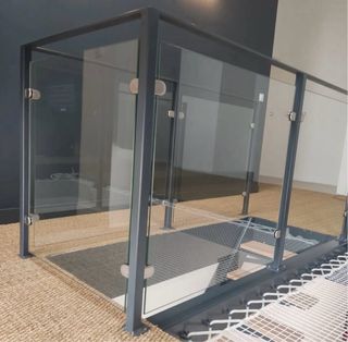 Escalera moderna de madera y metal