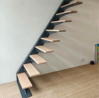 Escalera moderna de madera y metal
