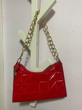 Bolso rojo con cadena dorada