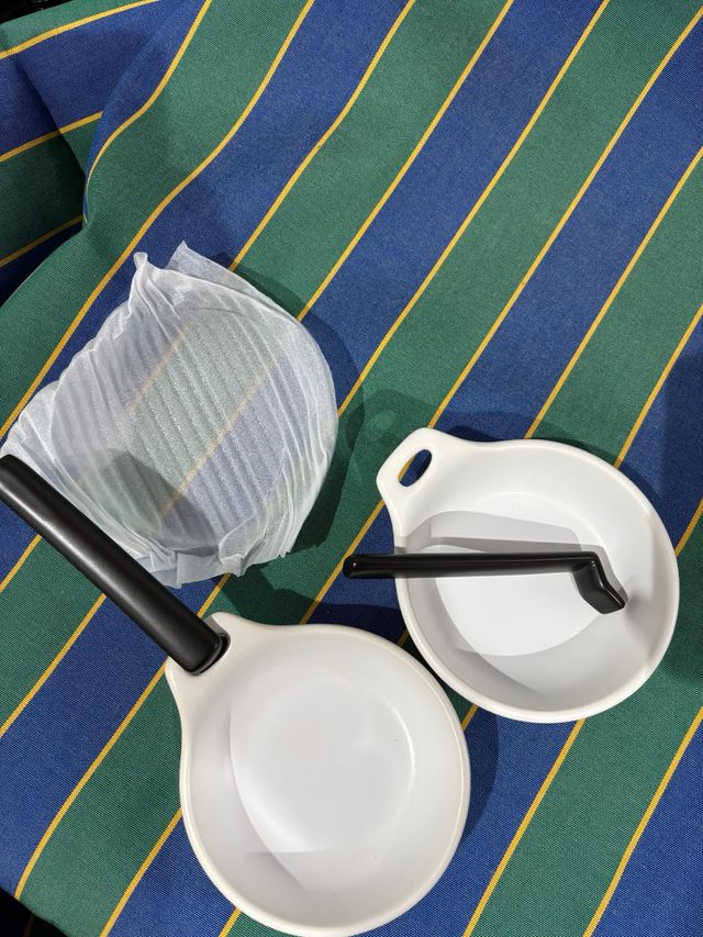 Cuencos pequeños de porcelana blancos y negros