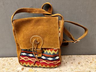 Bolso de hombro de gamuza con diseño