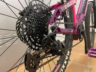 Bicicleta Eléctrica E-GUERA Morado/Rosa
