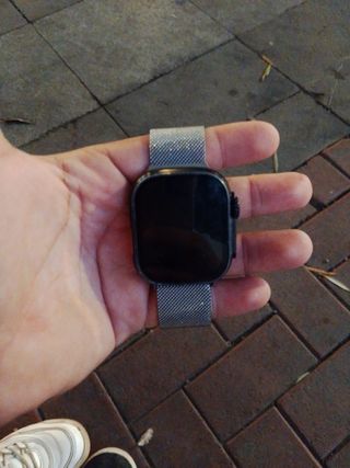 Reloj Táctil Negro y Plateado en buen estado 