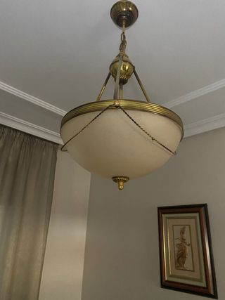 Lámpara de techo beige y dorada