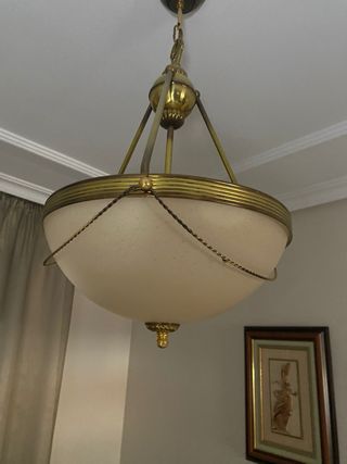 Lámpara de techo beige y dorada