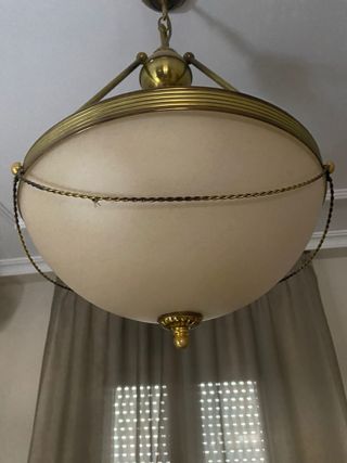 Lámpara de techo beige y dorada