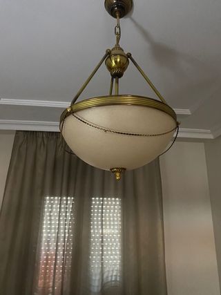 Lámpara de techo beige y dorada