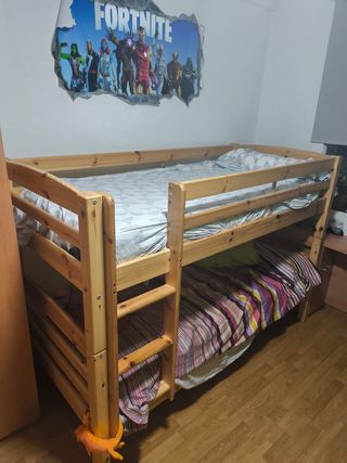 Litera de madera en buen estado
