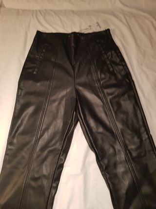 Pantalones polipiel Stradivarius negros