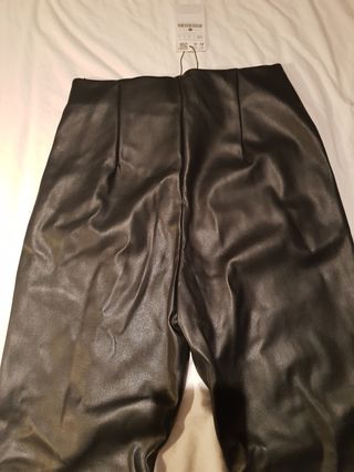 Pantalones polipiel Stradivarius negros