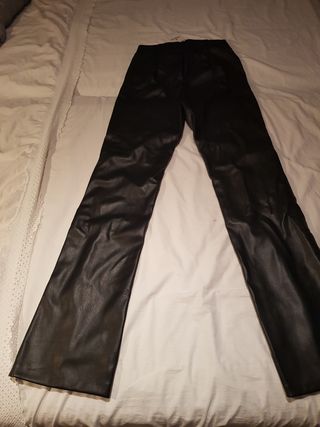 Pantalones polipiel Stradivarius negros