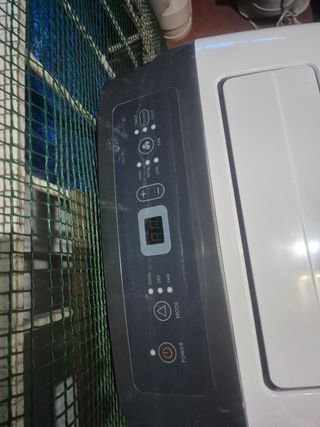  2 Pingüinos portátil marca Hisense y Delonghi 
