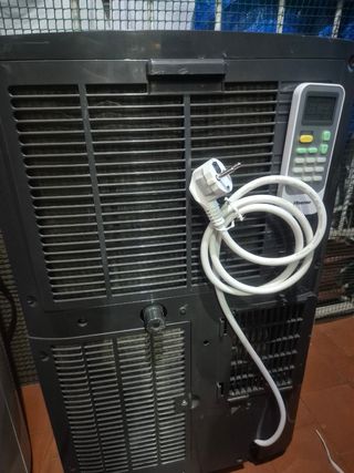  2 Pingüinos portátil marca Hisense y Delonghi 
