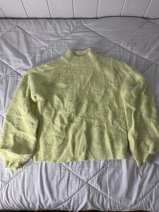 Jersey amarillo peludo cuello alto