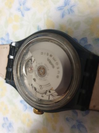 Orologio automatico Swatch, nuovo cinturino in pelle nera